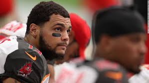 Evans has collected 841 total yards, averaging about. Mike Evans Nfl Star Sits During Anthem In Donald Trump Protest Cnn
