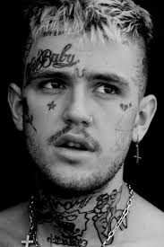 Cuando llegó a la adolescencia, este pequeño pasó de verse de esta forma  tierna a tatuarse todo el cuerpo, teñirse el cabello y hasta tatuarse la  cara. Ese chico tenía una vida