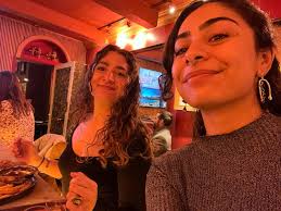 Hi all, my name is Anna and I'm looking for roommates