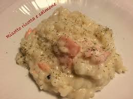 Roselline di salmone, appoggiate su dischetti di pane nero e arricchite da yogurt greco, sono ideali per aprire un pranzo di festa o una cena speciale. Risotto Ricotta E Salmone Blumirtillo