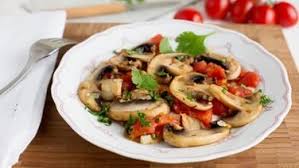 Gebratene Tomaten Und Champignons Auf Einem Teller Auf Einem Holzbrett Gesunde Rezepte Rezepte Einfache Gerichte