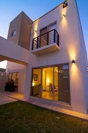 Conheça lindos projetos de decoração para fachadas pequenas e modernas e confira inspirações com ideias para deixar seu lar ainda mais charmoso. Topate Con Los Mejores Ejemplares De Fachadas Y Casas Contemporaneas Y Da Comienzo A Remodelar Tu Hogar Pequenas Facade House Modern House Design Architecture