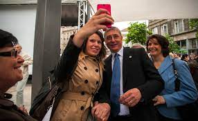 Le nom de famille, gyurcsány, précède donc le prénom mais cet article utilise l ordre occidental où le prénom précède. Gyurcsany Ferenc 444