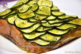 Un fantastico rotolo di zucchine e carote, bello colorato e gustoso, ma soprattutto invitante.farcito con cuore di burrata, salmone affumicato e insalata iceberg. Salmone Al Forno Ricetta Pesce Salmone In Crosta Di Zucchine