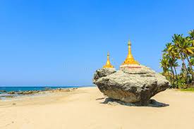 Take the time to relax. Zwei Goldene Pagoden Auf Felsen Auf Ngwesaung Setzen Westkuste Von Myanmar Auf Den Strand Stockbild Bild Von Buddhistisch Tourismus 67854249