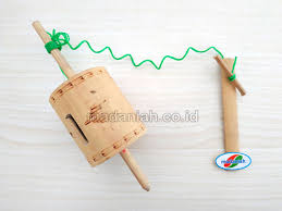 A length of rope is skillfully wound around the carved wooden top which unwinds quickly as it is thrown to the ground. Distributor Permainan Tradisional Gasing Kalimantan Selatan
