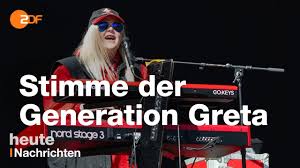 Küsse gab sie uns und reben, einen freund, geprüft im tod; Tones And I Im Exklusiv Interview Youtube
