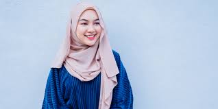 Namun terkadang anda kesulitan harus memulai dari mana dalam memilih palet warna yang cocok dengan proyek anda. Pakai Dress Biru Serasikan Dengan Gaya Makeup Ini Dream Co Id