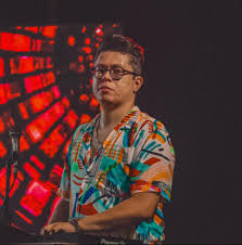 Dj ivis è compositor e produtor musical renomado, e vem colecionando vários sucessos espalhados pelo brasil, e a alguns anos vem lançando suas músicas inéditas em seu projeto como artista tendo excelentes resultados, virando várias músicas no mercado nacional. Com 6 7 Milhoes De Ouvintes Mensais No Spotify Dj Ivis Entra Para O Ranking Dos Cantores Solo Mais Ouvidos Portalrbn