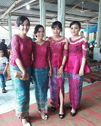 Penampilan merupakan hal yang sangat penting untuk salah satu contoh model gamis remaja 2020 yang laris di pasaran yaitu baju gamis dengan model. 13 Inspirasi Seragaman Keluarga Untuk Pernikahan Dari Bahan Brokat