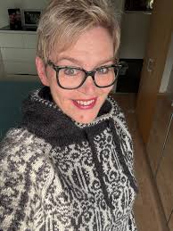 Finally it's enough sunshine to make some nice photos from my recently  finished hamsevams sweater. Knitted with older a yarn from Dale. I'm in  Love ! ravelry  andhttps://www.strikkoteket.no/product/hamsevams-english-pattern/