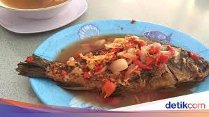 Resep ikan mas bakar ini sebenarnya cukup mudah dan sederhana, agar lebih sedap, bumbu yang akan di oles ke ikan bakar sebaiknya di uleg. Haji Awi Aduh Enaknye Makan Pecak Ikan Mas Dan Sop Daging Di Warung Betawi