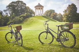 Named for the informal english style of rolling hills and open landscaping, the englischer garten contains several. Munchen 10 Geheimtipps Fur Dich