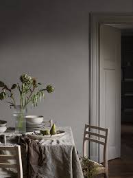 You never know when guests decide to pop by, and just in time for dinner. Shades Soapstone 5052 Chalk Borastapeter