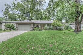 230 000 3 Beds 2 Full Baths 1 744 Sq Ft 0 25 Acres Lot 1004 W 88th St Kansas City Mo 64114