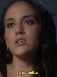 La Actuación Inesperada: Entre Chistes y Maldiciones