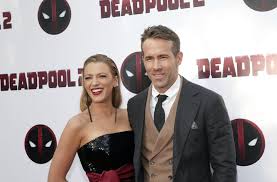 Deadpool sahne hatası (maske bölümü). Ryan Reynolds In Seiner Deadpool Maske Stuttgarter Zeitung