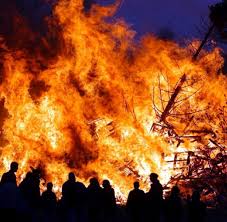 Fällt der kirchliche frühlingsvollmond auf einen sonntag, wird ostern am darauf folgenden sonntag gefeiert. Osterfeuer Hamburgs Hochster Haufen Welt