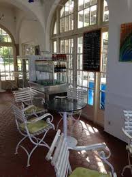 Kaffeetisch & kaffeehausstuhl aus echter handwerkskunst. Cafe Im Botanischen Garten Restaurant Und Cafe In Munchen