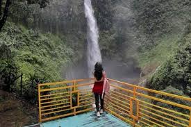 Salah satu tempat yang harus kamu kunjungi ialah desa. Curug Cipendok Harga Tiket Masuk Spot Foto Terbaru 2021