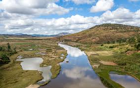 E noapte in madagascar, intreag a jungla face nani, au adormit hipopotamii, sub vraja lunii de clestar. Osten Madagaskar Travel
