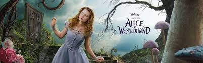 Alice îl umărește pe iepurele alb și cade prin vizuina lui în țara minunilor. Alice In Wonderland 2010