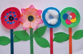 Basteln Mit Kindern 16 Lustige Leichte Diy Projekte Und Aktivitaten Basteln Fruhling Kinder Blumen Basteln Mit Kindern Muffinformchen Basteln