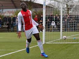 Een goed moment voor vi pro om het spel. Manchester United And Manchester City Monitoring 15 Year Old Ajax Wonder Kid Brian Brobbey