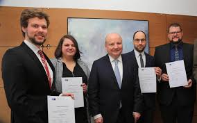 Die ihk bestellt und vereidigt sachverständige, die gerichte, behörden und unternehmen mit ihrem fachwissen begleiten. Ihk Prasident Vereidigt Vier Sachverstandige Aus Munster Antenne Munster