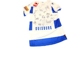 Ich glaube, dass spieler ein bestimmtes kontigent an trikots haben, welche sie würde es sich lohnen ein plakat zu machen, um einen spieler nach seinem trikot zu fragen oder kann man das. Ein Von Allen Signiertes Trikot Des Msv Duisburg