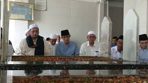 Mimpi ternyata bisa ditafsirkan oleh berbagai perspektif dari sains jadi kalau kita ziarah ke makam, maknanya kita mengikuti cara hidup orang yang dikubur itu, jelas ustadz abdul somad lagi. Viral Arti Mimpi Ziarah Ke Makam