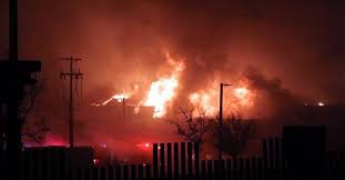 Los trabajadores están siendo evacuados. Evacuan A 300 Personas Por Incendio De Bodega En Santa Catarina Nl Enfoque Noticias