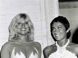 Lo stesso album conterrà anche i successi degli anni '80 e '90 che per la prima volta cantati a quattro voci recuperando quindi il tempo perso con l'assenza della occhiena. Sanremo 70 Anni Di Misteri Dal Mai Risolto Caso Tenco Ai Fantomatici Jalisse Corriere It