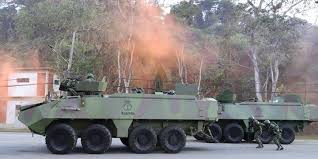 Tropas y equipos militares desfilaron por la plaza de tiananmén mientras aviones de combate sobrevolaban la zona ante miles de espectadores. Bsofmshpvvmx5m