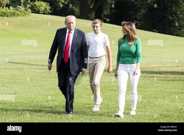 Washington, DC, USA. 19th Aug, 2018. President DONALD TRUMP, First Lady MELANIA  TRUMP, and BARRON TRUMP return to the White House aboard Marine One  helicopter . Credit: Michael Brochstein/ZUMA Wire/Alamy Live News