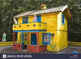 Ein merkwürdiges mädchen und doch bei allen bliebt, sie hat ein haus, ein na klar pippilotta viktualia rollgardina pfefferminz efraimstochter langstrumpf, oder einfach: Villa Kunterbunt Haus Von Pippi Longstocking Astrid Lindgren Vaerld Astrid Lindgren World Schweden Smaland Vimmerby Stockfotografie Alamy