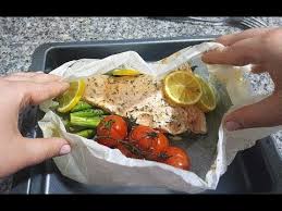Pastravul se curata de intestine, solzi (merge foarte bine cu buretele de metal pt cratite), se spala. Somon La Cuptor Cu Legume In Pachet De Hartie De Copt Youtube