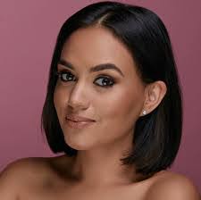 Claudia Arana's Instagram, Twitter & Facebook