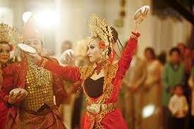 Lantai yang digunakan pada tari piring dan tari kecak adalah. Tari Piring Sejarah Fungsi Busana Keunikan Beserta Penjelasannya
