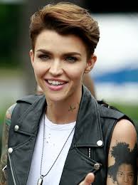 Plus, rocking shorter hair instantly gives you an edgy vibe. 5 Stylish Hairstyle From Ruby Rose