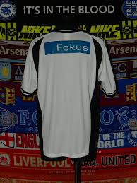 So sind wir nach leverkusen, bayern, dortmund und schalke bereits der fünfte im bunde des. Rosenborg Home Fussball Trikots 2002 2003 Sponsored By Rema 1000