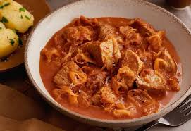 Szegediner Gulasch Mit Sauerkraut Und Schweinefleisch Rezept In 2020 Szegediner Gulasch Internationale Rezepte Rezepte