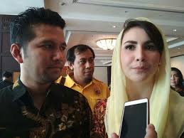 Emil elestianto dardak (emil dardak) menjadi salah satu selebriti sekaligus eksekutif muda yang mampu bertarung dalam pemilihan kepala daerah (pilkada) serentak tahun 2015. Kumpulan Berita Terkini Istri Wagub Emil Dardak
