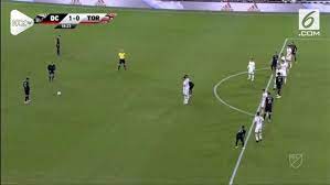 Macam dan tekniknya melansir dari buku resmi peraturan sepak bola atau laws of the game oleh dewan asosiasi sepak bola internasional (ifab), jarak dari pemain lawan dengan bola tendangan bebas tidak boleh kurang dari 9,15 meter. Video Tendangan Bebas Jarak Jauh Buktikan Rooney Masih Bertaji Bola Liputan6 Com