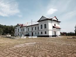 Familia brukenthal, diverse familii din zona, prezbiteriul comunității evanghelice care a si deschis in 1908 un sanatoriu si un stabiliment termal. Castelul Blomberg Wikipedia
