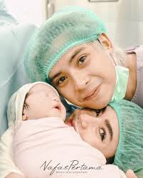 Selamat hari ibu sayang ku , maaf aku baru bisa ngucapin skrng karena aku  ingin berbeda dari orng" diluar sana !! Dan seneng bngt akhir nya aku bisa  ngucapin kmu hari ibu