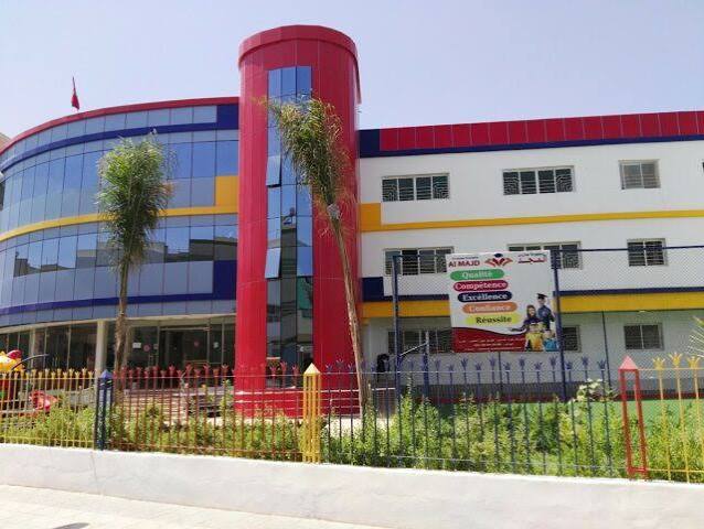 Cour école peinte colorée — Maroc