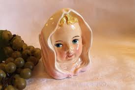 Vase tête de bébé en porcelaine Inarco vintage avec couvre-chef rose et  bonnet rose E-4091