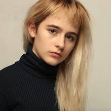 Pretty woman, walkin' down the street, pretty woman, the kind i like to meet, pretty woman, i don't believe you, you're not the truth no one could look as good as you. Sophia Anne Caruso Beetlejuice Cast Queen Sophia Cool Hairstyles