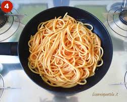 Tutto inizia con una bella frittata di media altezza, la si lascia raffreddare e la si taglia a listarelle, come delle tagliatelle, e la si ripassa in padella con un sugo semplice, o per chi preferisce anche con un ragu', ed il piatto di pasta è pronto, aggiungere per gli amanti delle tradizioni una spolverata di formaggio. Frittata Di Spaghetti Al Sugo La Ricetta Napoletana Il Cuore In Pentola